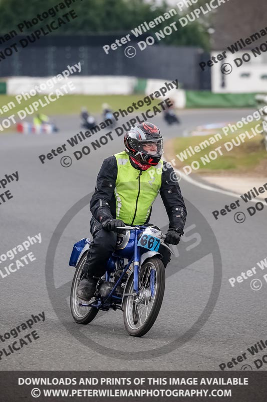 Vintage motorcycle club;eventdigitalimages;mallory park;mallory park trackday photographs;no limits trackdays;peter wileman photography;trackday digital images;trackday photos;vmcc festival 1000 bikes photographs